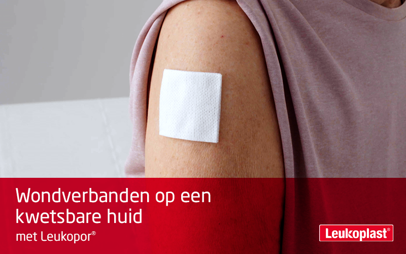 Hier kunnen we in close-up zien hoe wondverband op de kwetsbare huid wordt aangebracht met behulp van ademende hechtpleister: een zorgprofessional bevestigen een kompres aan de schouder van een oudere vrouw met Leukopor. Hier kunnen we in close-up zien hoe wondverband op de kwetsbare huid wordt aangebracht met behulp van ademende hechtpleister: een zorgprofessional bevestigen een kompres aan de schouder van een oudere vrouw met Leukopor.